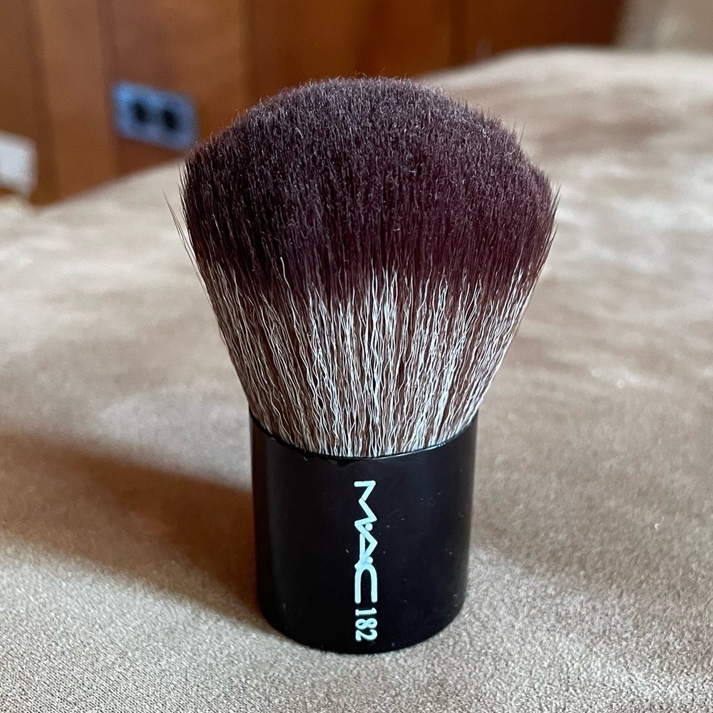 MAC Cosmetics 182 SYNTHETIC BUFFER BRUSH EUC